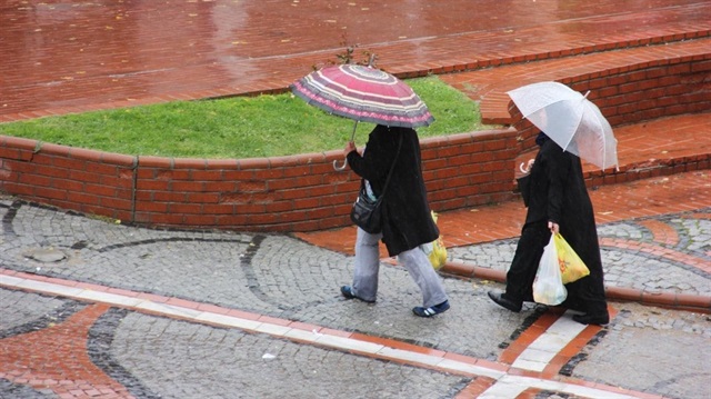 Edirne'de sabah saatlerinde başlayan yağış, vatandaşlara zor anlar yaşattı. 