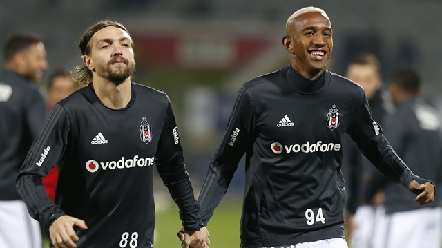 Beşiktaş-Trabzonspor maçı sonrasında kavga eden Talisca ve Caner Erkin, Gençlerbirliği maçı öncesinde el ele tribünleri selamlamıştı.