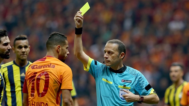 Younes Belhanda, Fenerbahçe derbisinde gördüğü iki sarı kartın ardından oyundan atılmıştı. 