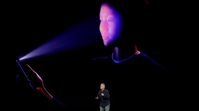 Apple tanıtım etkinliği esnasında FaceID'nin nasıl çalıştığının anlatıldığı bölümden bir fotoğraf.