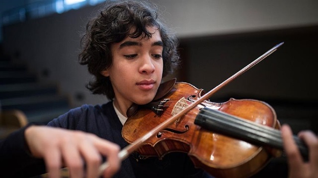 14 yaşındaki küçük sanatçı, tek başına konser veriyor.