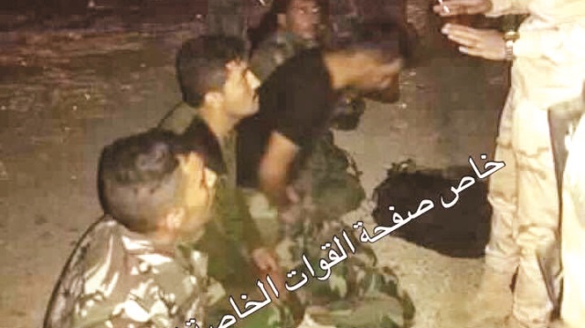 Irak ordusu, petrol bölgesi Zumar’da 8 Peşmerge’yi çatışmalar sonrası esir aldı. Sorgu sırasındaki görüntüler sosyal medyada paylaşıldı.