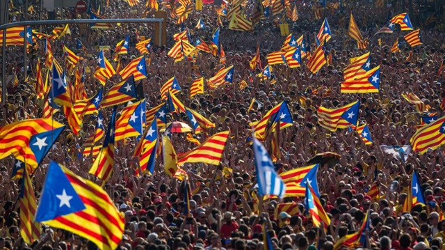 Katalanlar tek taraflı bağımsızlık ilanın ardından sokaklara döküldü.