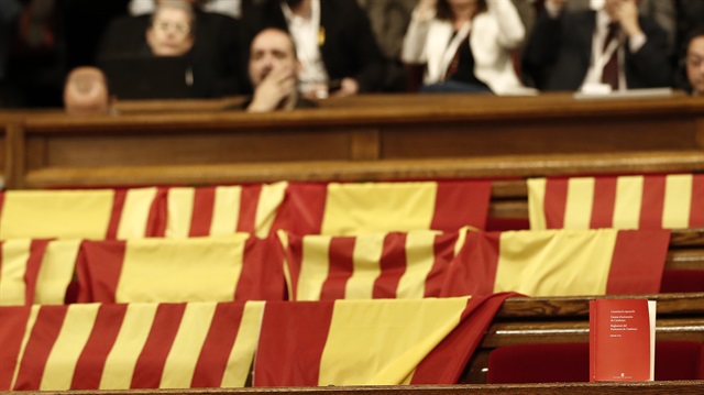 Katalonya Parlamentosu'nda  bağımsızlık karşıtı milletvekilleri kendi sıralarında İspanya Anayasa kitapçığı bıraktı.