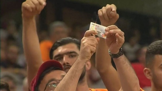 Kombinesi yakan Galatasaray taraftarından geri vites