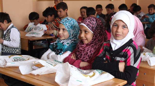"الإغاثة التركية" توّزع مسلتزمات مدرسية لأطفال وأيتام سوريين