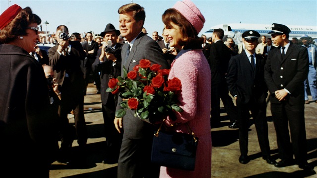 1963 yılında Amerika'nın Dallas şehrine yaptığı bir ziyaret sırasında John F. Kennedy bir suikast sonucu öldürülmüştü.