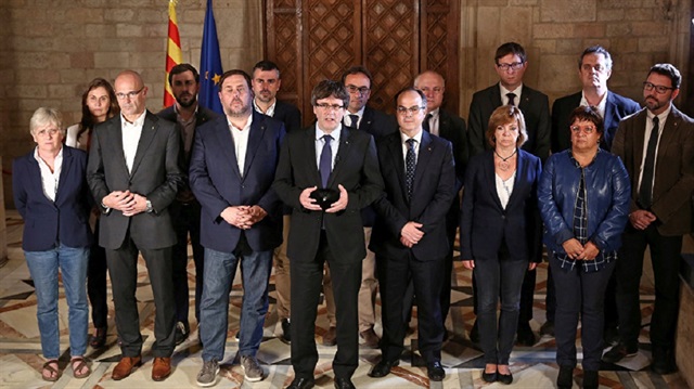 Katalonya Başkanı Puigdemont’a soğuk duş: Görevden alındı