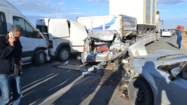 Aksaray'da meydana gelen ve 15 kişinin yaralandığı trafik kazasına sebebiyet veren olayın kum fırtınası olduğu belirtiliyor.