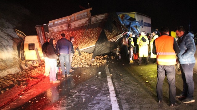 Kütahya’da 2 kamyon ve 1 otomobilin karıştığı kazada 4 kişi yaralandı. 