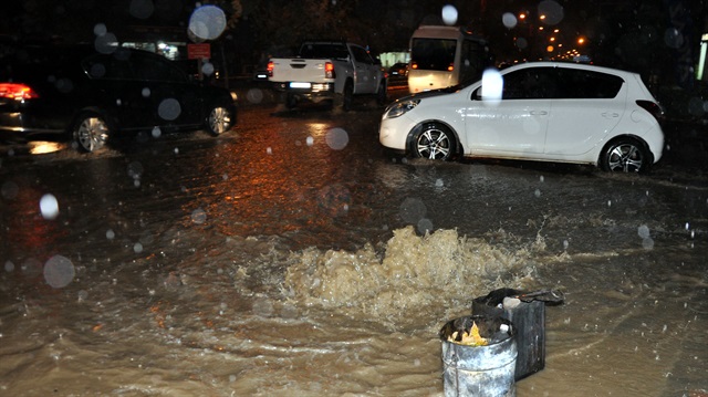 Muş'ta etikili olan sağanak yağış, caddelerde su baskınlarına neden oldu.