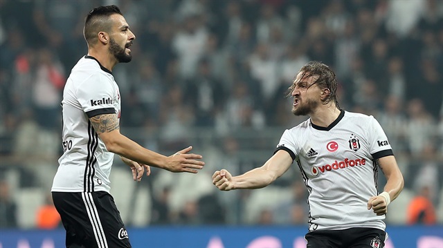 Caner Erkin, Başakşehir maçında attıkları beraberlik golünün ardından sevincini hakemin önünde böyle yaşamıştı.