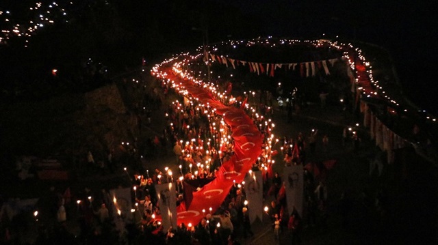Antalya’da Cumhuriyet’in 94’üncü yılı kutlamalarında 600 metrelik dev bayrak binlerce kişi tarafından 4 kilometre taşındı.