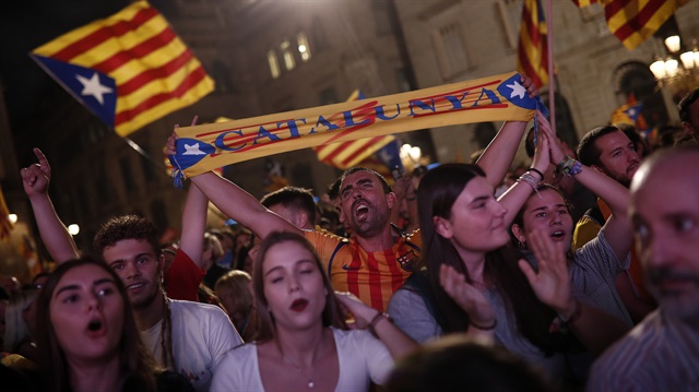 Katalonya'nın bağımsızlık ilan etmesi, sokaklarda kutlandı. 