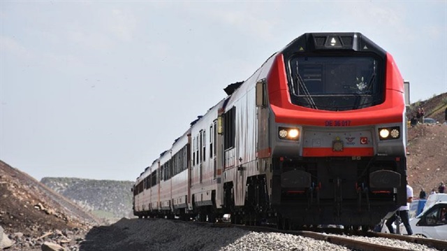 Bakü-Tiflis-Kars demiryolu hattında ilk resmi tren seferi 30 Ekim'de başlayacak.