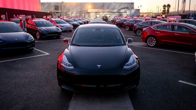 Tesla'nın California tesisinin dışındaki teslime hazır Model 3'ler.