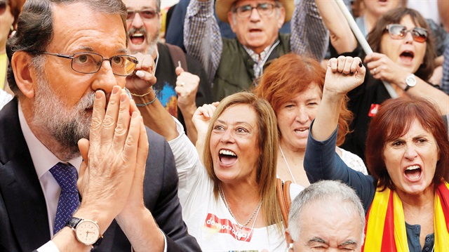 Katalonya parlamentosunun tek taraflı bağımsızlık kararını almasının ardından parlamentonun önünde bekleyen kalabalık büyük coşku yaşadı. Bağımsızlık ilanınından sonra Katalanlar sokaklara döküldü.