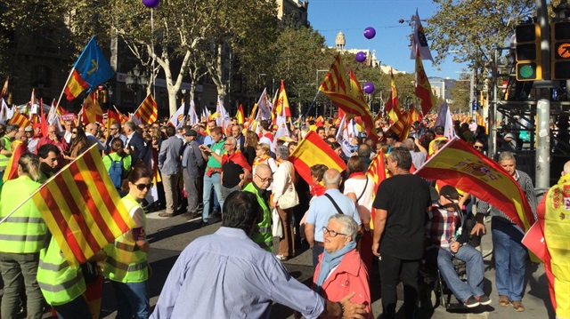 Barcelona'nın Paseo de Gracia Caddesi'nde binlerce vatandaş, ellerindeki İspanya bayraklarıyla gösteri düzenliyor.