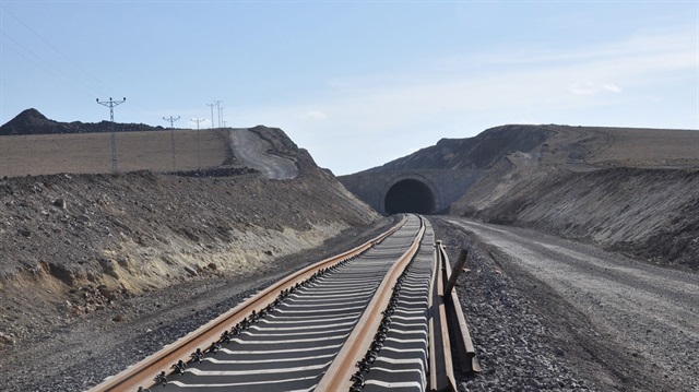 Bakü-Tiflis-Kars demiryolu hattında taşınacak yükün yıllık 50 milyon  tona ulaşması hedefleniyor.