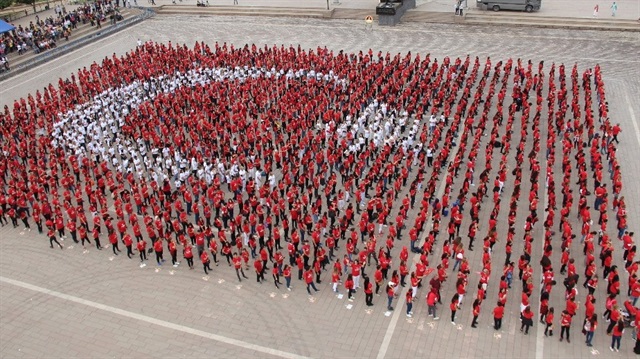 Bir araya gelen bin 923 kişi, Türk bayrağı oluşturdu. 