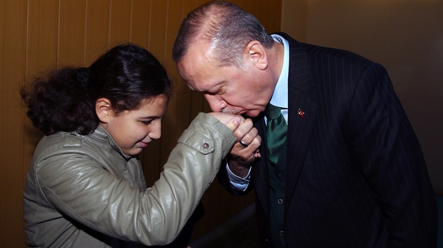 Görme engelli kız, Cumhurbaşkanı Erdoğan'ın yanına gelerek Sakarya şiirini okudu.