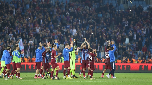 Trabzonsporlu futbolcular maç sonuda tribünleri selamladı.