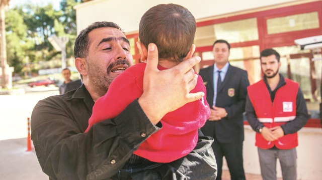 Türkiye’ye getirilen 2,5 yaşındaki Reda Ali, ailesine kavuştu.