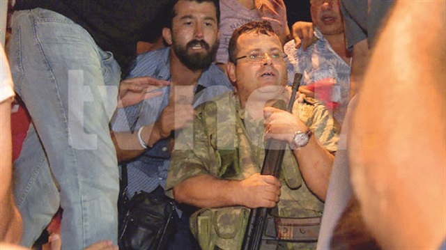 Eski emniyet müdürü Mithat Aynacı, 15 Temmuz’da tankın içinden çıktı.