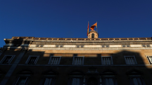 Katalon Bölgesel Yönetimi'ndeki İspanya ve Katalonya bayrakları