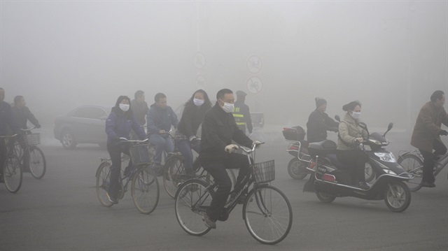 Çinli yetkililer hava kirliliğinin tehlikeli boyutlara ulaştığı gerekçesi ile fabrikaları kapatma kararı aldı.