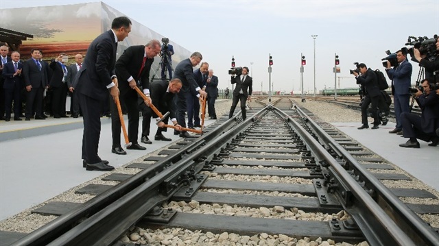 Cumhurbaşkanı Erdoğan, Azerbaycan Cumhurbaşkanı Aliyev ve Gürcistan Başbakanı Kvirikaşvili'nin katılımıyla Bakü-Tiflis-Kars demiryolu hattının açılışını gerçekleştirdi.