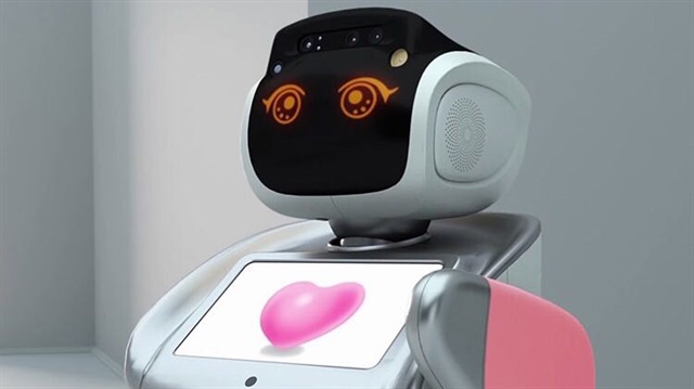 İnsansı robot Sanbot, Bilişim Fuarı'na gelen ziyaretçileri karşılayıp yönlendirecek