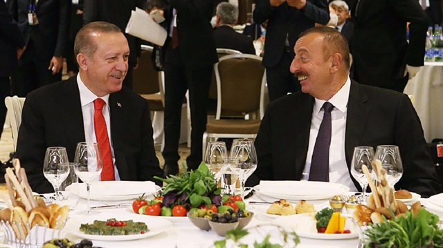 Cumhurbaşkanı Erdoğan ve Azerbaycan Cumhurbaşkanı İlham Aliyev akşam yemeğinde buluştu.