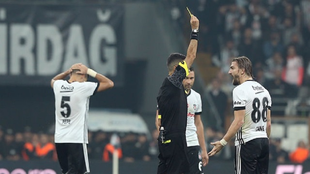 Caner Erkin, Başakşehir maçında hekem Mete Kalkavan'a olan hareketleri ve küfürleri sebebiyle 6 maç ceza almıştı.
