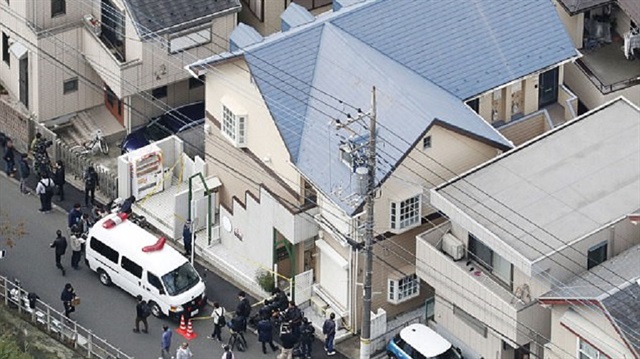 ​Japonya'nın Zama bölgesinde polis, bir şüphelinin evine baskın yaptı. 