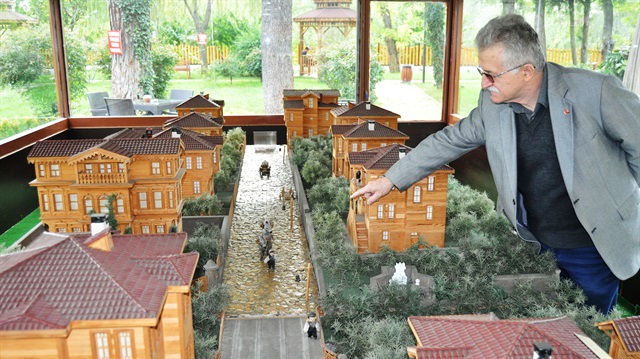 حرفي تركي يصنح نماذجًا تسلط الضوء على فنون العمارة في مدينته