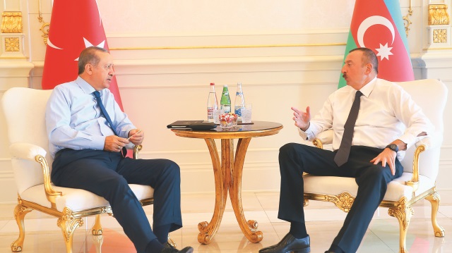 Cumhurbaşkanı Recep Tayyip Erdoğan, Azerbaycan Cumhurbaşkanı İlham Aliyev tarafından Bakü'deki Zagulba Sarayı’nda resmi törenle karşılandı. 
