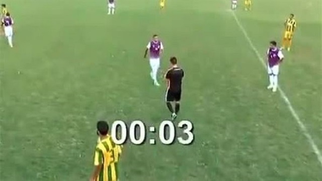 Arjantinli futbolcu Pablo Perez, alt lig maçında rekor kırarak 5 saniyede kırmızı kart gördü.