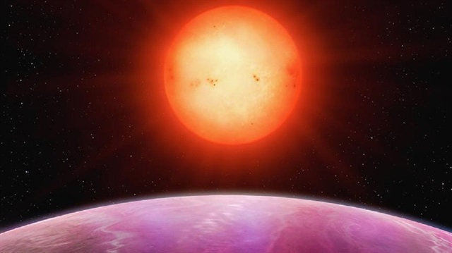 Gökyüzünü tarayan 12 teleskop dizisinden oluşan Yeni Jenerasyon Transit Gözlem (NGTS) tarafından tespit edilen ilk gezegen olan "NGTS-1b"'in yörüngesinde döndüğü yıldızın ise Güneş'in yarı kütlesine ve yarıçapına sahip olduğu belirtildi.