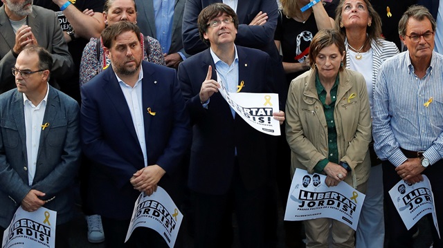 Katalonya bölgesi Başkanı Carles Puigdemont ve Katalan kabinesinin diğer üyeleri. 