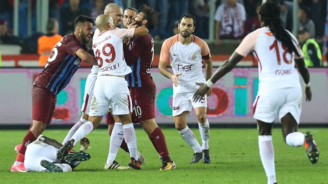 Feghouli ve Olcay Şahan Trabzonspor-Galatasaray maçında direkt kırmızı kartla oyundan atılmıştı. 
