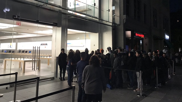 Apple Store önünde bekleyen kalabalık. 