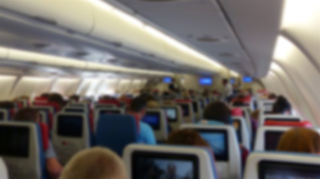 THY uçağının kalkışı esnasında birbirlerine yakın oturan iki erkek yolcu tartışmaya başladı. 