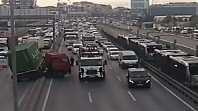Kaza sonrası trafik durma noktasına geldi. 