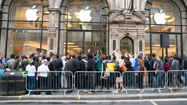 iPhone X bugün ABD'de ve Avrupa'nın önemli kentlerinde resmen satışa sunulacak.