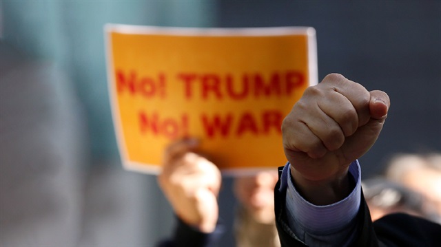 Tokyo'daki ABD Büyükelçiliği önüne giden vatandaşlar, 'Trump yoksa savaş da yok' yazılı pankartlarla Trump'ın ziyaretini protesto etti.