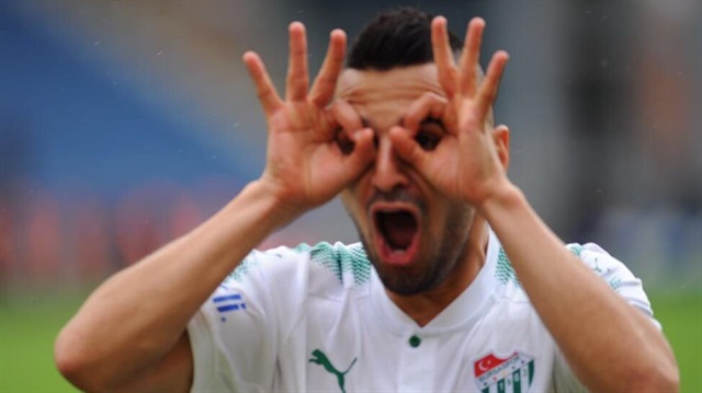 Bursaspor'a son dakikada beraberliği getiren Aziz Behich'in gol sevinci.