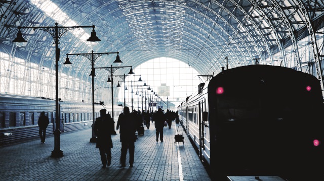Fransız yazar, Jean-Paul Didierlaurent, ilk romanı olan 6.27 Treni’nde, gündelik hayatın tekdüzeliğini