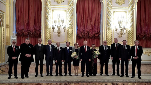 Putin, Türk iş adamı Cavit Çağlar'a Kremlin Sarayı'nda dostluk nişanı verdi.
