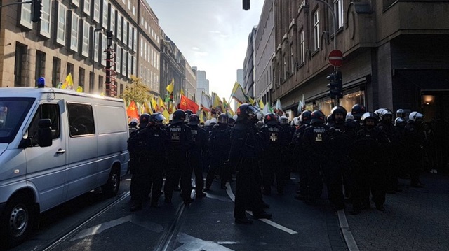 PKK yandaşları Düsseldorf kentini birbirine kattı.